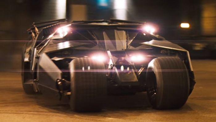 Chiếc Batmobile quân sự mới của Batman, The Tumbler xé toang qua đội cảnh sát Gotham City trong Batman Begins