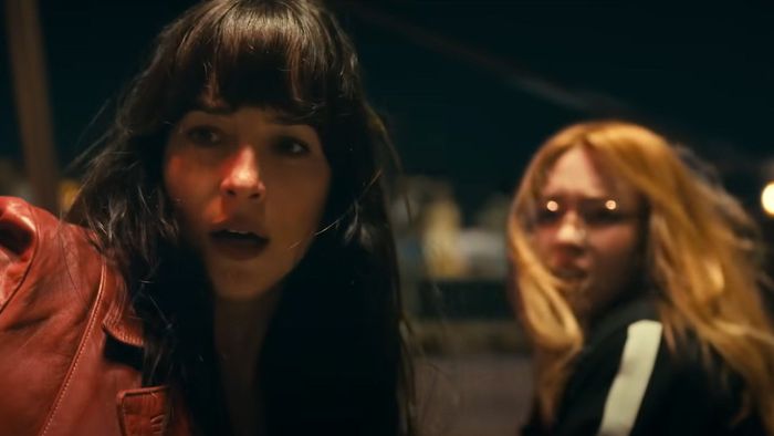 Dakota Johnson vai Cassandra và Sydney Sweeney vai Julia trong Madame Web