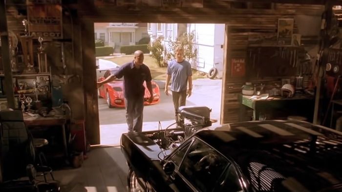 Dom và Brian xem qua chiếc 1970 Dodge Charger của Dom trong The Fast and the Furious