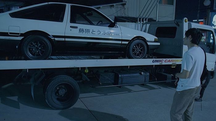 Takumi nhìn chiếc Toyota trắng và đen của bố trong Initial D
