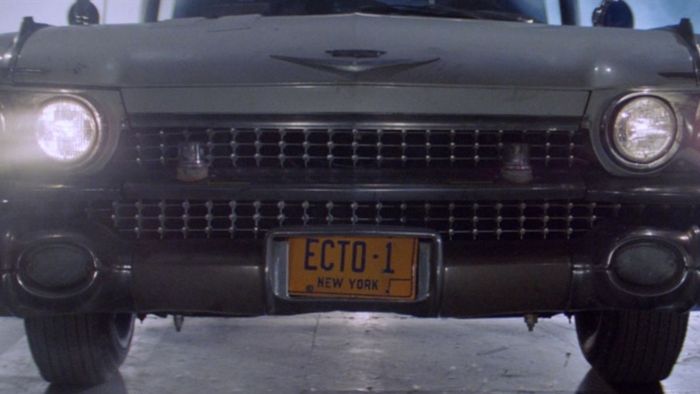 Chiếc Ecto-1 ra khỏi gara của đội Ghostbusters lần đầu tiên