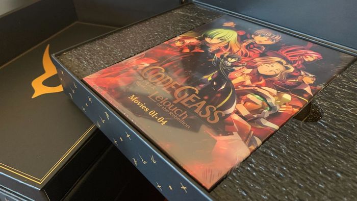 Phiên bản Sưu tầm Code Geass với một hộp phim trong khay lót