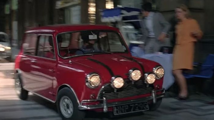 Một số chiếc Mini Cooper chạy qua các con đường của Ý trong The Italian Job