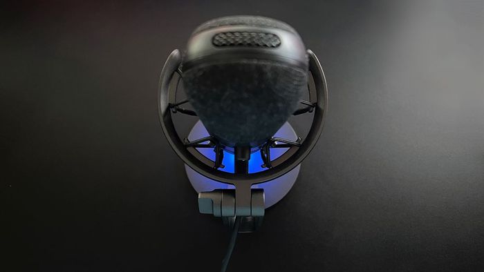 Hình ảnh đánh giá SteelSeries Alias cho thấy giá đỡ giảm chấn trên chân đế của micro
