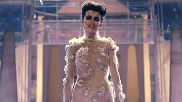 Gozer người Gozerian đe dọa các Ghostbusters trước miền cai trị của mình trong Ghostbusters