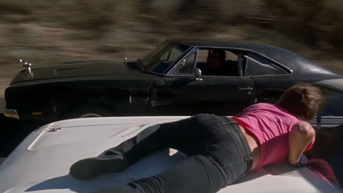 Chiếc xe 'Death Proof' đe dọa một chiếc xe khác của nhóm hành khách nữ trong Death Proof