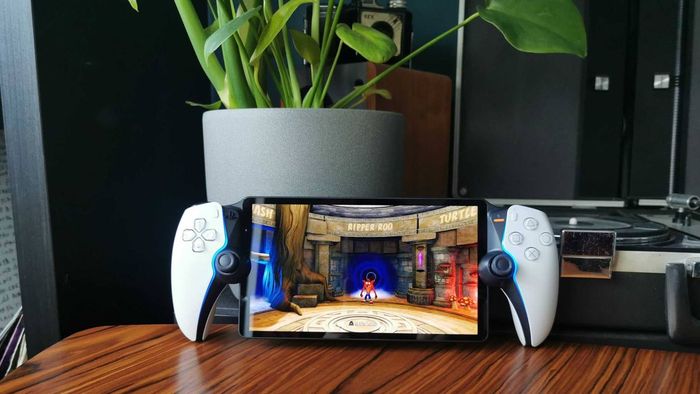 Cổng PlayStation với Crash Bandicoot 2 trên màn hình