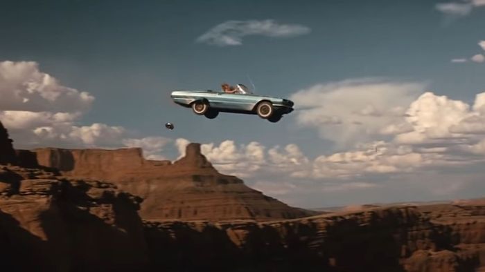 Thelma và Louise lái chiếc Thunderbird của họ xuống vực ở Grand Canyon vào cuối bộ phim