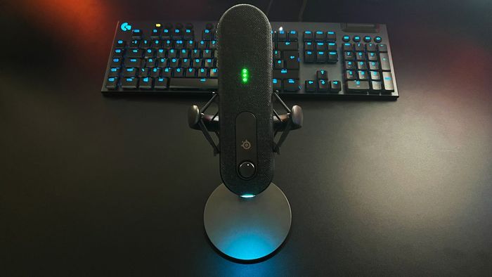 Hình ảnh đánh giá SteelSeries Alias của micro đứng trên bàn