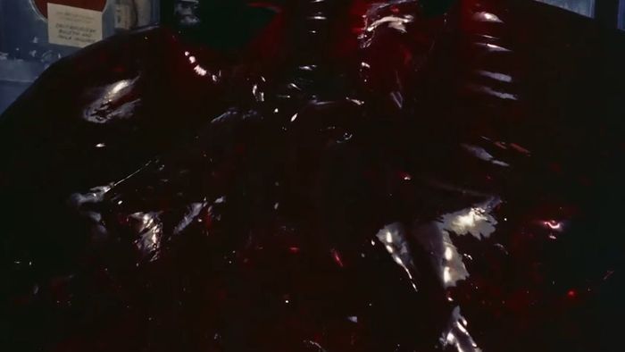 Chất nhầy trườn ra khỏi rạp chiếu phim trong bộ phim kinh điển The Blob