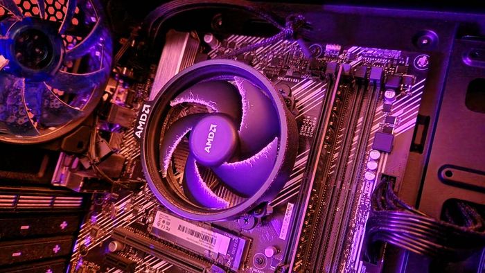 Một quạt CPU AMD Ryzen 5 3500 bị bụi phủ