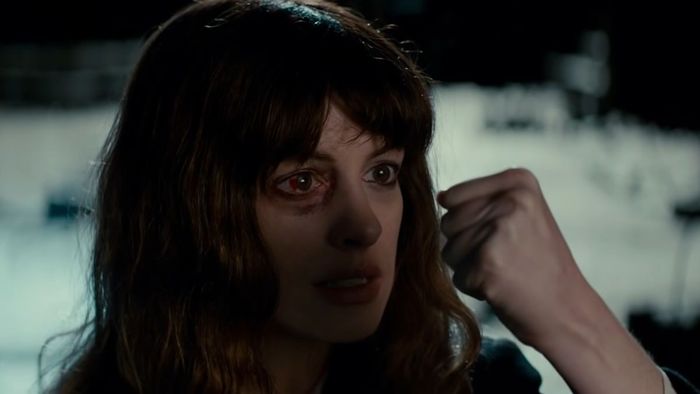 Nhân vật của Anne Hathaway, Gloria, nắm chặt kẻ quấy rối của mình trong Colossal