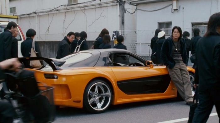Han thường xuyên sử dụng chiếc Mazda màu cam đen của mình trong The Fast and the Furious: Tokyo Drift