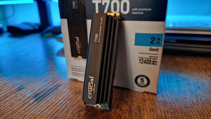 Crucial T700 Pro đứng thẳng đối diện hộp của nó