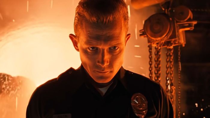T-1000 đứng trong một nhà máy lửa màu đỏ sáng trong Terminator 2: Ngày Phán Xét