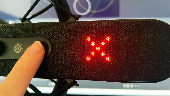 Hình ảnh đánh giá SteelSeries Alias của chiếc dấu chéo đỏ khi micro bị tắt
