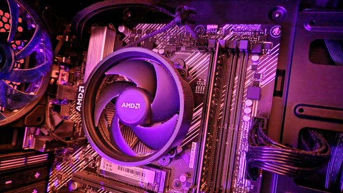 AMD Ryzen 5 3500 trên một bo mạch chủ với một quạt CPU của AMD đặt phía trên