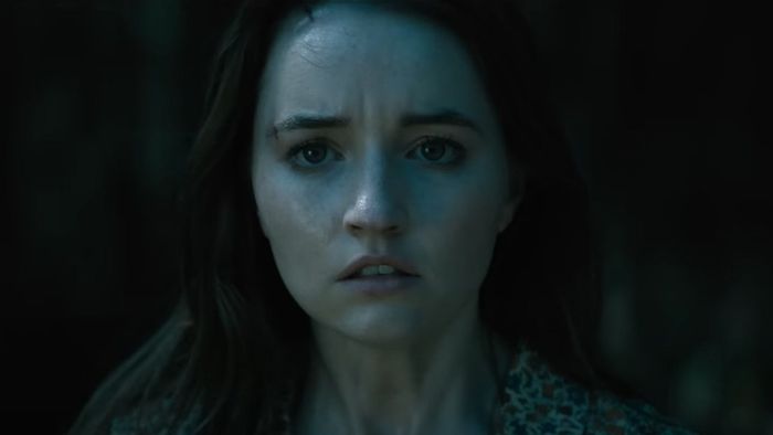 Kaitlyn Dever trong vai Brynn trong No One Will Save You