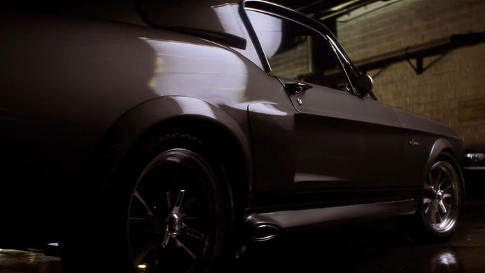 Nicholas Cage lái một chiếc Mustang màu bạc trong phiên bản làm lại năm 2000 của Gone in 60 Seconds