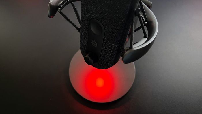 Hình ảnh đánh giá SteelSeries Alias cho thấy ánh sáng đỏ ở dưới micro