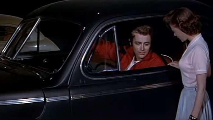 James Dean lái chiếc xe gia đình của mình trong Rebel Without a Cause