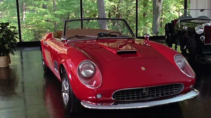 Xe Ferrari quý giá của cha Cameron nằm trong gara gia đình trong Ferris Bueller's Day Off