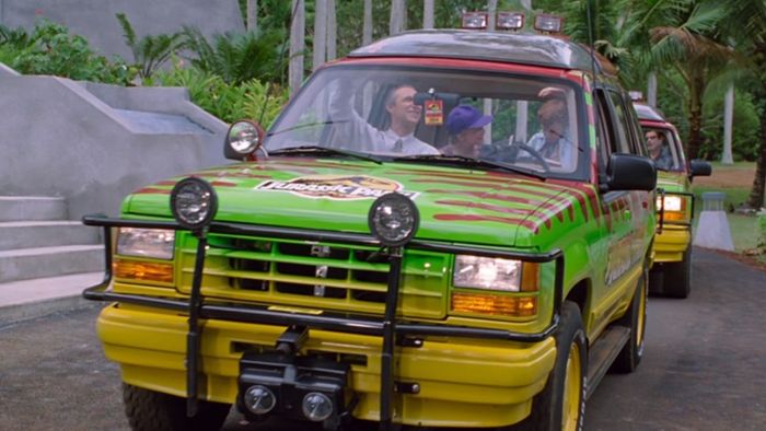 Ford Explorers khởi đầu một chuyến tham quan riêng tư của Jurassic Park trong bộ phim kinh điển của Steven Spielberg
