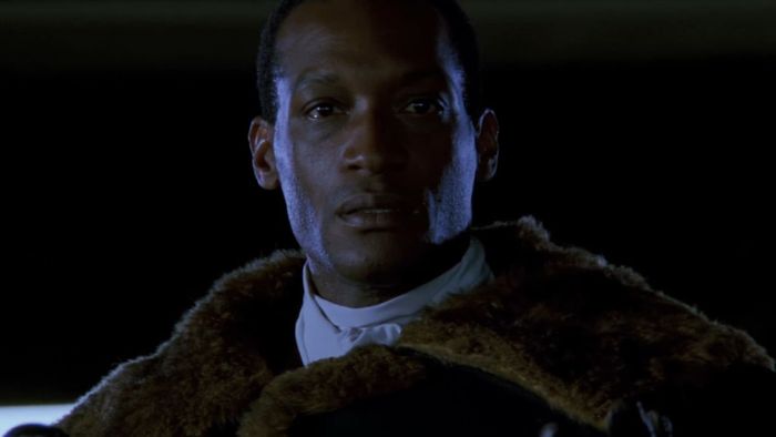Tony Todd tỏa sáng trong chiếc áo lông của mình trong Candyman