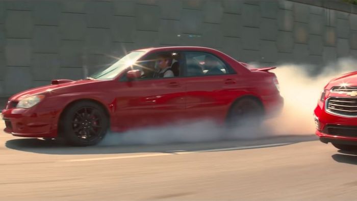 Trong Baby Driver, Baby lái chiếc Subaru đỏ của mình