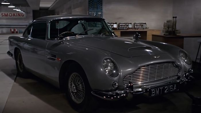 James Bond nhận chiếc Aston Martin của mình lần đầu trong Goldfinger
