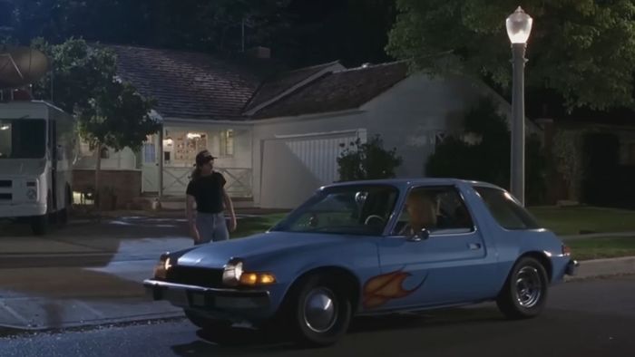 Garth đến đón Wayne trong chiếc Mirthmobile kinh điển trong Wayne's World