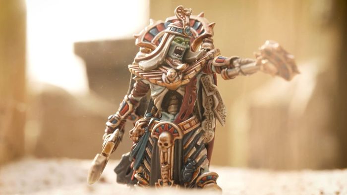 Mô hình Tomb Kings mới đứng giữa cát trong Warhammer: The Old World