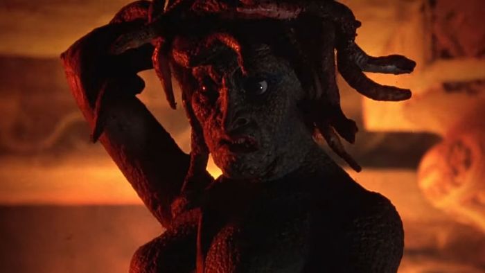 Medusa chuẩn bị cung của mình trong hang của cô ở Sông Styx trong Clash of the Titans