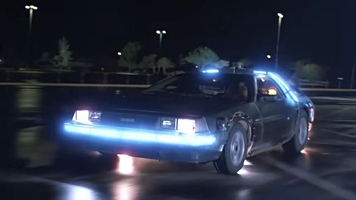 Chiếc DeLorean bắt đầu di chuyển ngược thời gian trong Back to the Future