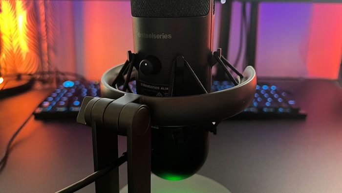 SteelSeries Alias shock mount và chân đế mic