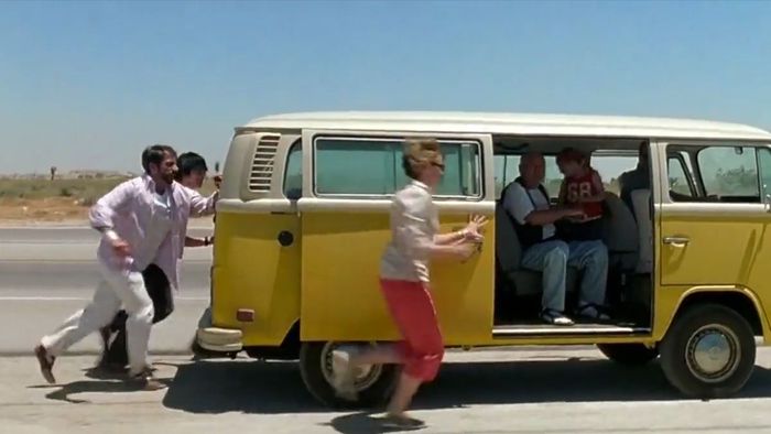 Gia đình Hoover đẩy chiếc xe van Volkswagen màu vàng của họ trong bộ phim Little Miss Sunshine