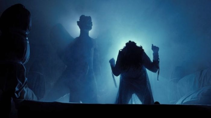 Pazuzu nắm quyền kiểm soát Reagan trong phòng của cô ở The Exorcist