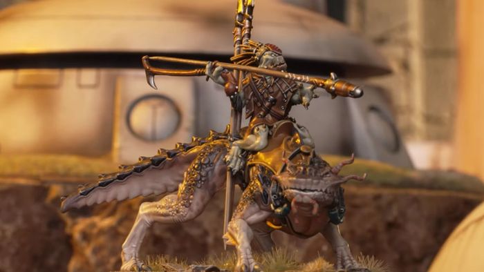 Một người ngoài hành tinh Kroot cưỡi một con khủng long axolotl trong Warhammer 40K