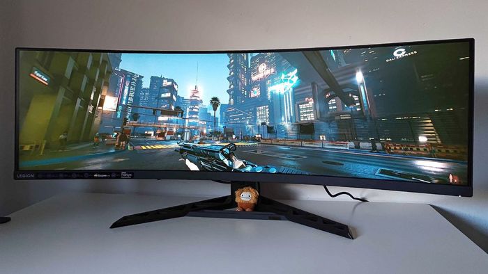 Lenovo Legion R45w-30 với cảnh chơi Cyberpunk 2077 trên màn hình