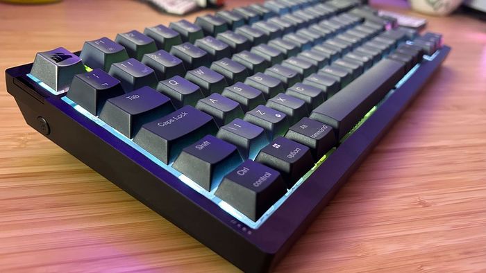 Hình bên của bàn phím chơi game không dây Corsair K65 Plus