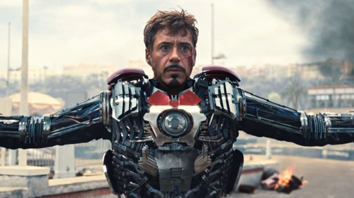 Tony Stark mặc bộ giáp Iron Man di động trong Iron Man 2