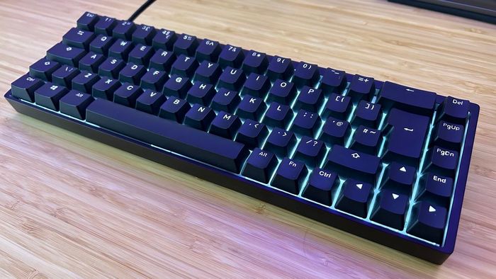 Bàn phím Endgame Gear KB65HE trên một bàn làm việc gỗ