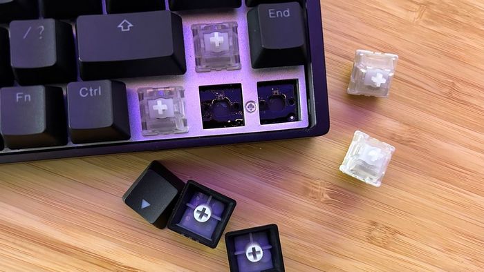 Các phím mũi tên của bàn phím Endgame Gear với keycap và switch đã được gỡ bỏ