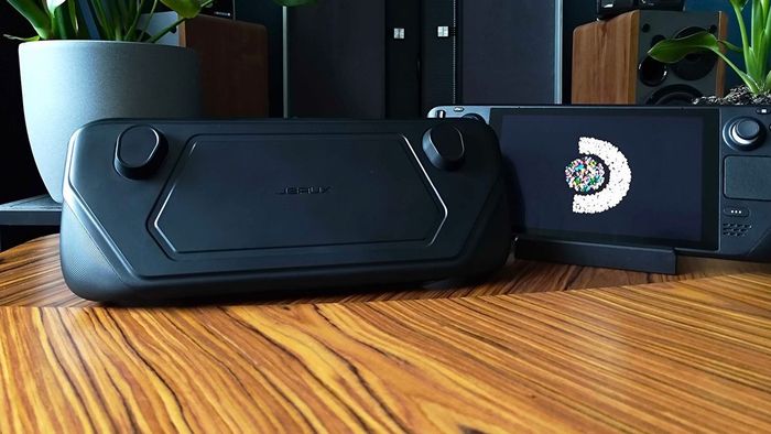 Vỏ Jsaux ModCase cạnh Steam Deck với animation khởi động
