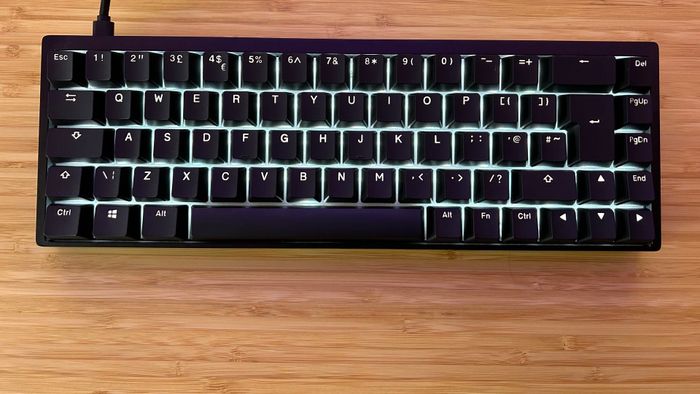 Endgame Gear KB65HE với đèn RGB trên bàn làm việc gỗ