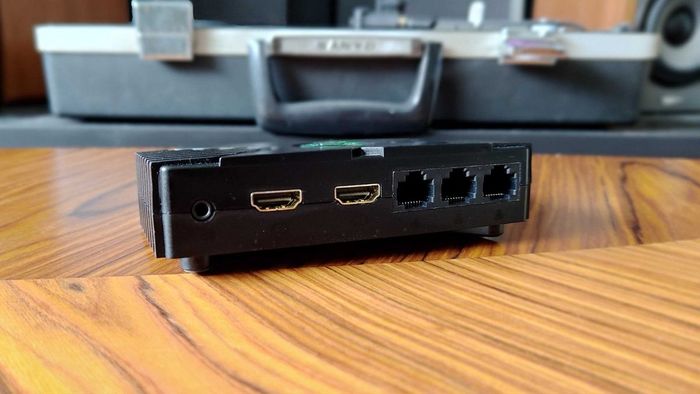 Bộ chuyển đổi Eon XBHD với hai cổng HDMI và ba kết nối Ethernet hướng về camera