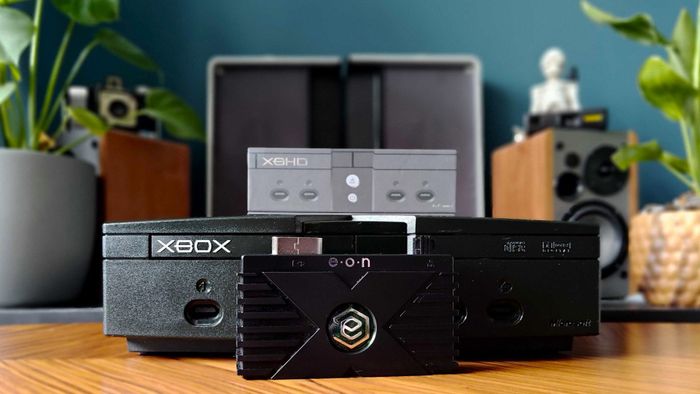 Bộ chuyển đổi Eon XBHD bên cạnh máy Xbox trên bàn