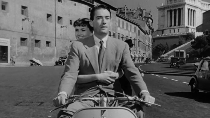 Trước Adam Sandler trong Uncut Gems, có Richard Widmark vai Harry trong Night and the City. Trong tác phẩm noir nổi tiếng nhưng không được đánh giá cao này, Widmark đóng vai một kẻ lừa đảo người Mỹ lang thang trong thế giới ngầm của London, tạo ra từng kế hoạch sau kế hoạch, tất cả trong một nỗ lực tuyệt vọng để giữ đầu mình trên mặt nước - và nguyên vẹn. Khi Harry đi qua trái tim tối tăm của các khu vực đô thị, từ các quán bar lớn đến các sân đấu wrestling chật chội, anh trở thành một hình mẫu của sự hủy hoại, một người bị giam giữ bởi việc xây dựng một ngôi nhà từ những lá bài không thể thắng cuộc của cuộc đời.