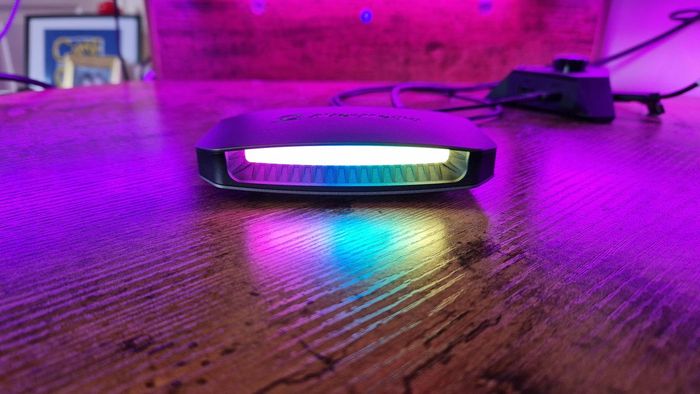 AverMedia Live Gamer Ultra 2.1 với dãy đèn RGB của nó bật sáng