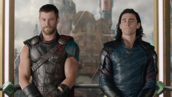 Thor và Loki cùng đi thang máy trong Thor: Ragnarok